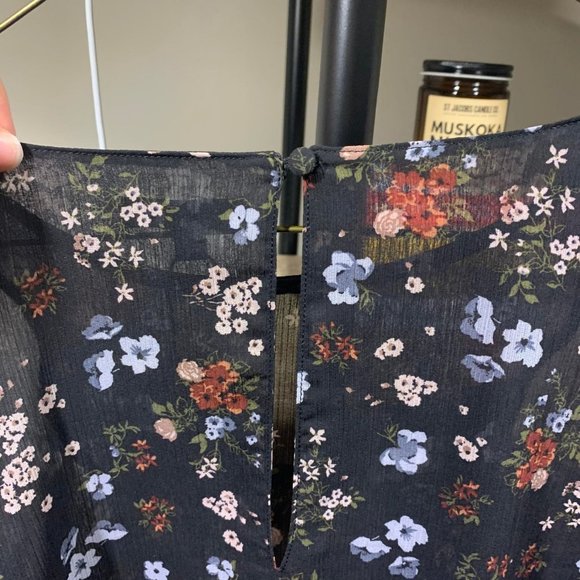Dynamite Sheer Floral Blouse - Picture 4 of 7